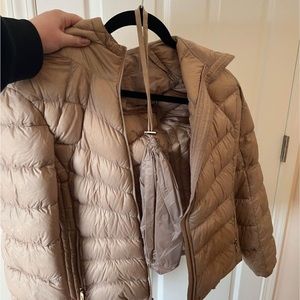 Like new Michael kors puff jacket, gold. Size medium. Only worn 2X